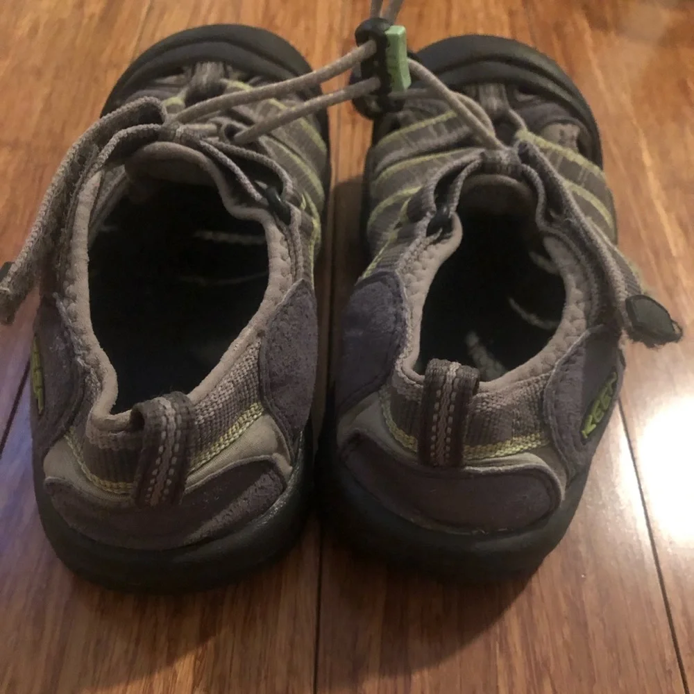 Keen sandals in gray with green